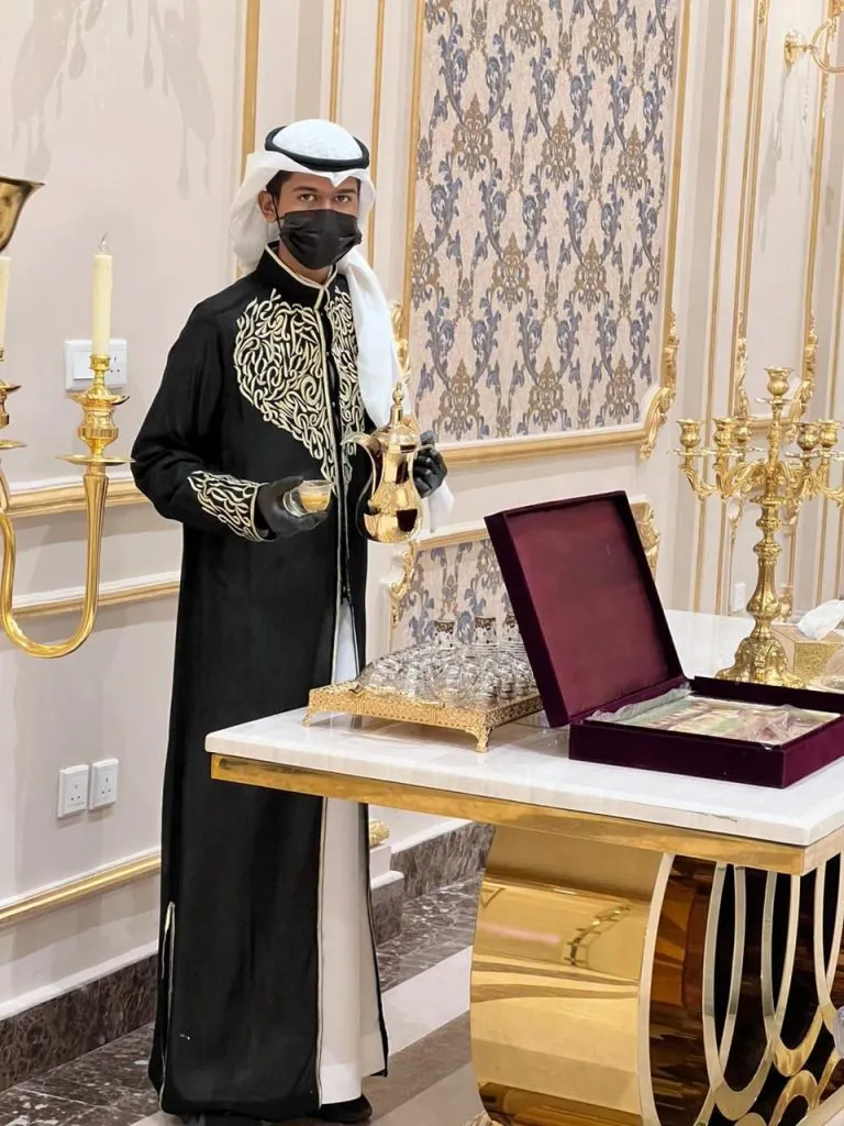 قهوجي وصباب بالرياض: فنون القهوة والخدمة المتميزة
